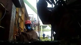 Me posicionando junto ao meu companheiro de trabalho, caldeireiro  dos #BONS ...🇧🇷🇧🇷🔥🔥⚓🛳️🌍🌏🌎