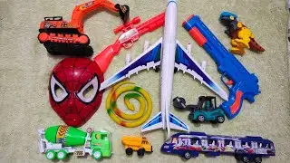 Menemukan Mainan Mobil Mixer Truck, Excavator, Dump Truck, Pistol, Pesawat, Roller, Train, Snake