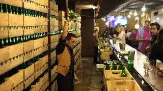 How to pour cider, Asturias, Spain / C&oacute;mo escanciar sidra, Asturias, Espa&ntilde;a