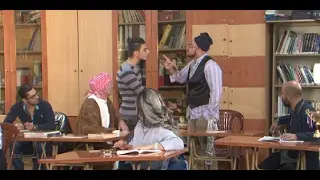 راح على مكتبة كرمال يشتغل.. بس ما كان عرف انو هيدا الاستاذ موجود!