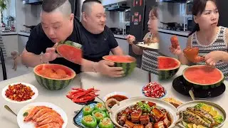 Ông chồng keo kiệt của tôi muốn ăn hết cái đùi gà một mình, nhưng hóa ra đó lại là một quả dưa hấu.