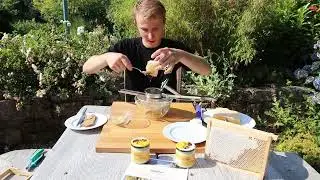 Wie bekomme ich den Honig aus der Wabe in das Glas?