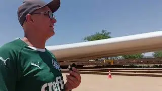 eu e Sara mostrando as pars da torre eólica