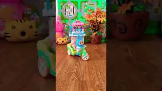 Kelinci biru pink naik sepeda keliling balon kuromi sanrio