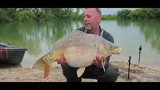 Karpervissen in frankrijk op het betaalwater tarnaud - le petit