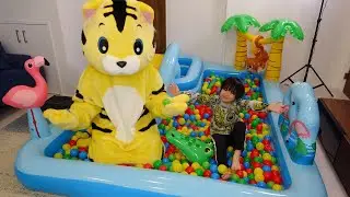 レオくんがボールプールでぬいぐるみをさがすよ！ レオスマイル