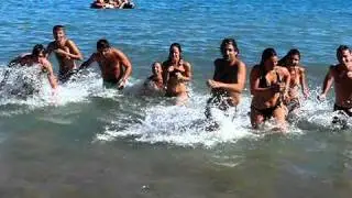 Uscendo dall'acqua in slow motion