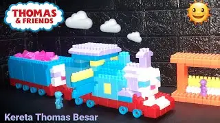 Membuat kereta Thomas besar dan gerbong batubara dari lego balok