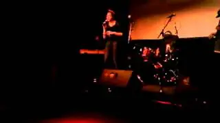 Joy Delima singing at Jamsessie Nieuwe Oogst