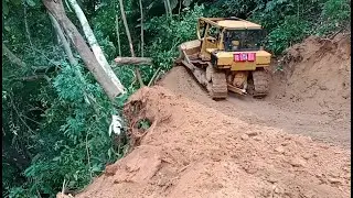 CAT D6R XL Bulldozer Operator&rsquo;s Expertise in Building Cliffside Roads