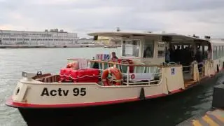 Italie Venise Embarquement bateau transport en commun /  Italy Venice Boat