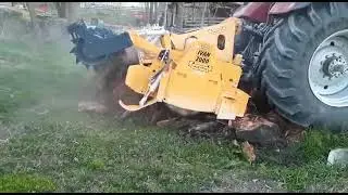 Frantumasassi Valentini Ivan 2000 al lavoro su ceppo da distruggere