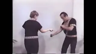 Mestre Dan Inosanto. Inosanto LaCoste Kali, apresenta&ccedil;&atilde;o de exerc&iacute;cios (drills) com faca (ingl&ecirc;s).