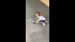 Baby&rsquo;s first carves on surf skate 🛹🥰 || Серф скейт. Начало #shorts