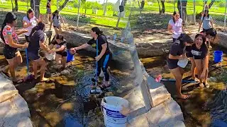 Julissa quedo atascada en un enorme hoyo.