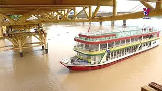 Local people amazed as Da Nang Bridge raises spans