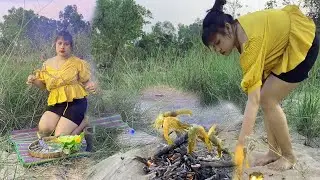 Primitive life in Asia: Survival Skills, grilled shrimp salad eating delicious in riverside