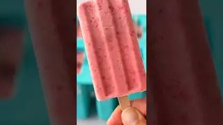 Fresas con crema Paletas (strawberry and cream popsicles)