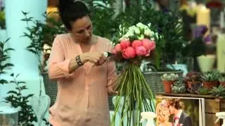 Giada Graziani presenteert een Koraal-Wit boeket - Masterclass bruidswerk met pioenen