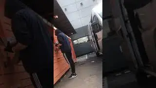 &bdquo;Omniva LT&ldquo; kurjeriai nepasimoko: siuntos vėl mėtomos