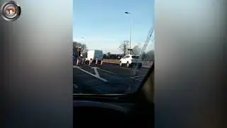 Nine drivers ignore a temporary traffic light in Scotland | CCTV NEWS!