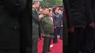 毛新宇儿子毛东东护着毛新宇的肚子  #毛主席  #毛泽东  【关注推特，看更多精彩罕见的视频   