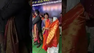 Dr.preetha judson garu honouring my mom in gospel cursade #preethajudson humble woman of god. #jesus