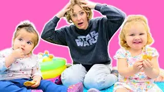 Spielzeug Video für Kinder. Nicole passt auf Derin und Defne auf.