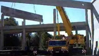 Gro&szlig;es Betonteil, Binder abladen und einheben