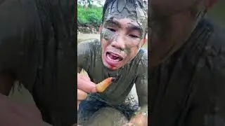 The rain passes, and in the mud is a plump little grub, added with Coca-Cola to eat.#shorts_video