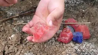 Сюрприз! Сапфир и красные кристаллы образуются в минеральных жилах у моря.