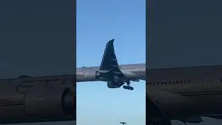 Etihad Airways Boeing 777-300ER Landing