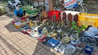 Đi hỏi giá anh bán đồ xưa trên vỉa hè nhiều món đồ hiếm có. 