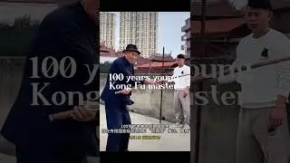 100-летний дедушка практикует  с палкой.