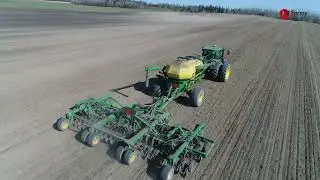 John Deere 6215R sur le semoir &agrave; air 1860 (air seeder ).