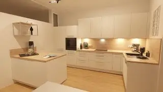 Elegante K&uuml;che in Kristallwei&szlig; mit Eichenholz-Akzenten #kitchendesign #k&uuml;chenplanung