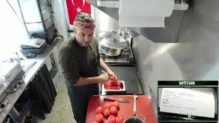 Krabbenfleisch vorsichtig unter den Rohschinken mischen, damit das Krabbenfleisch nicht zerdr&uuml;ckt.
