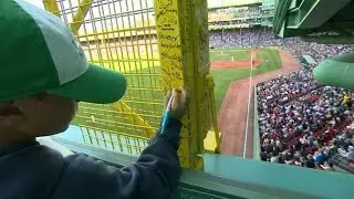 SEA@BOS: Young fan signs the foul pole at Fenway Park