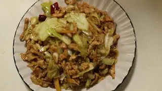 It's really relaxing to tear cabbage by hand