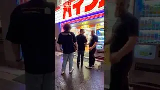Джейк Пол и его друг собираются в японский игровой зал.