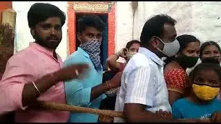 Police Lathi charge on Devotees at Makdhakal Sree Lakshmi Thimmappa Swamy Q line!