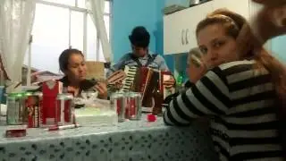 A parentada cantando