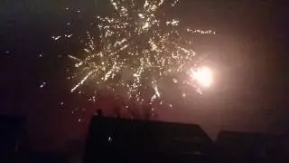 ILLEGAAL ZWAAR POOLS VUURWERK! dorp plat lol