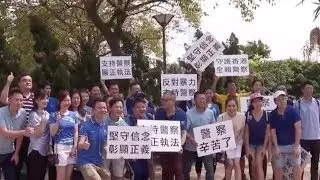 Hong Kong residents gather to support police work