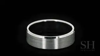 Men&rsquo;s white gold wedding band with beveled edges and central satin finish (7mm)
