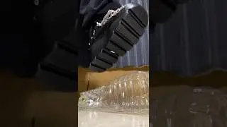巨大厚底ヒールブーツで踏み潰し　Crushing trash with platformed high heel boots