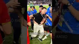HLV Kim Sang Sik đau lưng khi ăn mừng chiến thắng với U23 VN
