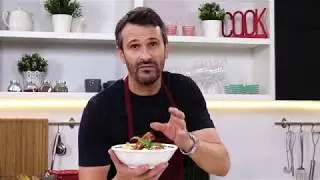 Nicolai gătește salată cu legume trase la tigaie