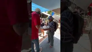 Le compro todos sus postres a un viejito y los regalamos en el tianguis, quedate hasta el final