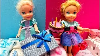 Elsa and Anna toddlers prepare Anna's party